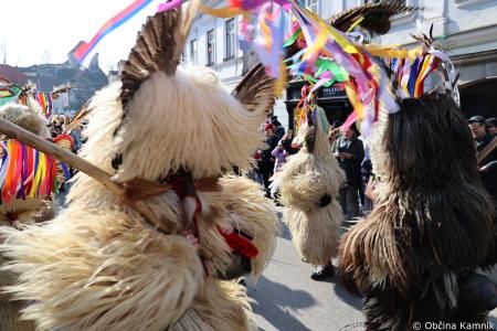 Kamnik so obiskali koranti iz Zamušanov pri Ptuju in v mestno jedro privabili nepregledno množico, željno ogleda tradicionalne pustne šege (19)